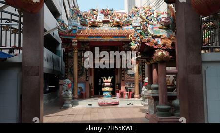 Santuario cinese sulla strada Thanon Kraisi Khaosan aka Khao San Road attrazione turistica Bangkok Thailandia Foto Stock