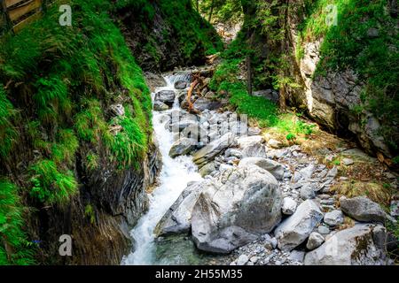 Escursioni alle Cascate Schwarzbach Ahrntal Alto Adige Italia Foto Stock