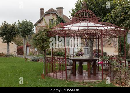 Gazebo in ferro battuto dipinto di rosso Foto Stock