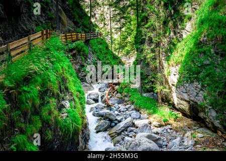 Escursioni alle Cascate Schwarzbach Ahrntal Alto Adige Italia Foto Stock