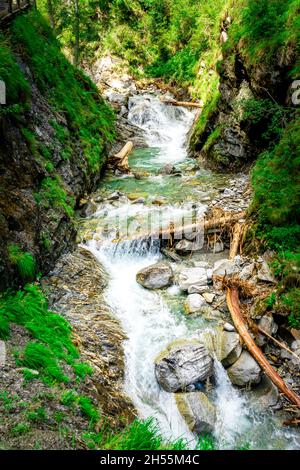 Escursioni alle Cascate Schwarzbach Ahrntal Alto Adige Italia Foto Stock