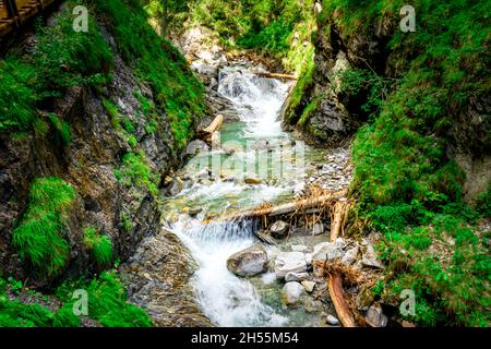 Escursioni alle Cascate Schwarzbach Ahrntal Alto Adige Italia Foto Stock