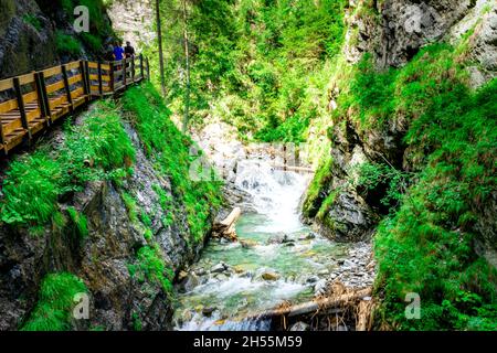 Escursioni alle Cascate Schwarzbach Ahrntal Alto Adige Italia Foto Stock