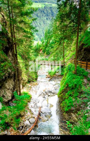 Escursioni alle Cascate Schwarzbach Ahrntal Alto Adige Italia Foto Stock