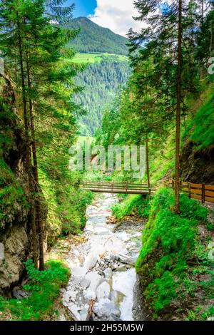 Escursioni alle Cascate Schwarzbach Ahrntal Alto Adige Italia Foto Stock
