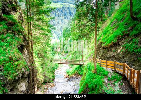 Escursioni alle Cascate Schwarzbach Ahrntal Alto Adige Italia Foto Stock