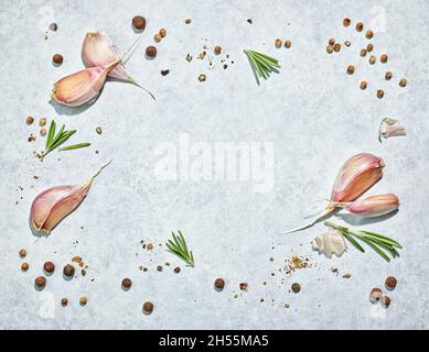 aglio e varie spezie su sfondo blu chiaro, piatto composizione vista dall'alto Foto Stock