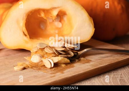 Semi crudi su cucchiaio rimosso da zucca Pattypan Foto Stock