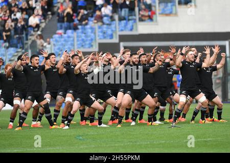 Roma, Italia. 6 novembre 2021. Gli All Blacks eseguono l'Haka durante la partita Autumn Nations Series 2021 tra Italia e Nuova Zelanda All Blacks allo Stadio Olimpico di Roma il 6 novembre 2021. Credit: Giuseppe Maffia/Alamy Live News Foto Stock