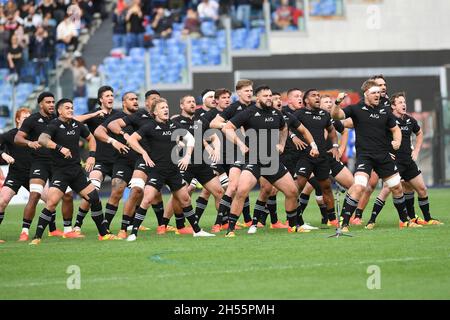 Roma, Italia. 6 novembre 2021. Gli All Blacks eseguono l'Haka durante la partita Autumn Nations Series 2021 tra Italia e Nuova Zelanda All Blacks allo Stadio Olimpico di Roma il 6 novembre 2021. Credit: Giuseppe Maffia/Alamy Live News Foto Stock