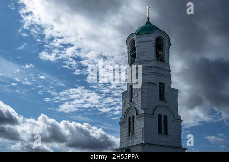 Belfry contro il cielo blu. Monastero di Alexander-Svirsky, Russia. Vista laterale. Foto Stock
