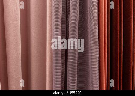 Set di tessuti multicolore densi di consistenza uniforme. Foto Stock