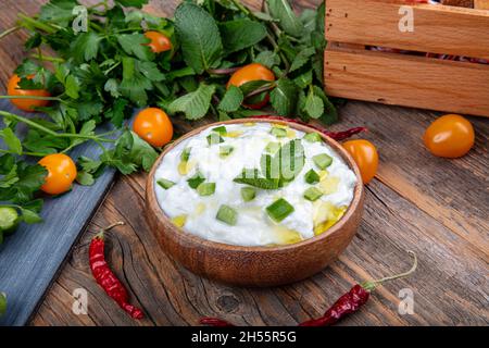 Cacik secco. Tzatziki tradizionale o cacik sul tavolo. Tradizionale antipasto turco cacik, yogurt, aglio e cetrioli e menta su di esso. Foto Stock