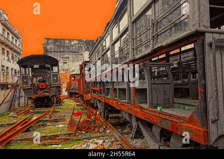 Vecchie locomotive a vapore arrugginite e vagoni merci abbandonate in un cantiere nel centro dell'Avana, Cuba. Foto Stock