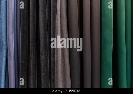 Set di tessuti densi multicolore scuri di consistenza uniforme. Foto Stock