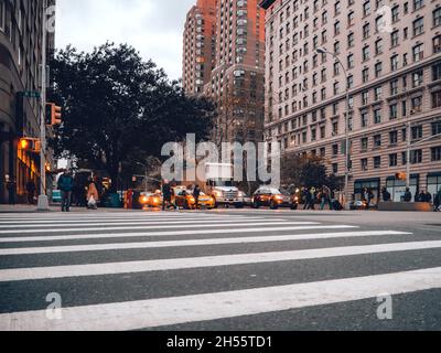 Vista sulla strada di Manhattan dal basso Foto Stock