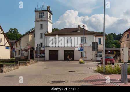 LETTONIA, SABILE - 14 AGOSTO: Sabile è una piccola città vecchia in Lettonia sulla costa del fiume Abava. Famosa per i vigneti più a nord. Vista al centro w Foto Stock