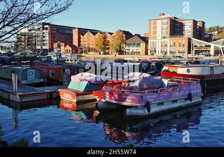 Chiatte e barche fluviali ormeggiate sull'acqua di Brayford in una soleggiata giornata autunnale. Lincoln. Lincolnshire, Foto Stock