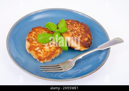 Piatto blu con due cotolette di carne tritate. Foto studio. Foto Stock