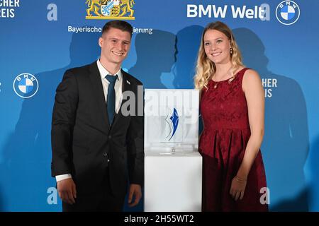 Monaco di Baviera, Germania. 6 novembre 2021. Lukas DAUSER (Turner) con la ragazza Viktoria NITHACK. Premio Sportivo bavarese 2021 in BMW Welt, Red Carpet, Red Carpet il 6 novembre 2021. Credit: dpa/Alamy Live News Foto Stock