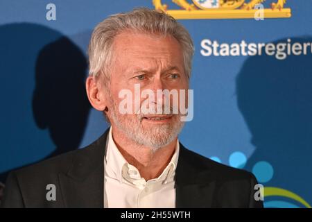 Monaco di Baviera, Germania. 6 novembre 2021. Paul BREITNER, immagine singola, singolo motivo ritagliato, ritratto, ritratto, verticale. Premio Sportivo bavarese 2021 in BMW Welt, Red Carpet, Red Carpet il 6 novembre 2021. Credit: dpa/Alamy Live News Foto Stock