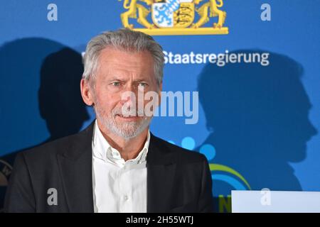Monaco di Baviera, Germania. 6 novembre 2021. Paul BREITNER, immagine singola, singolo motivo ritagliato, ritratto, ritratto, verticale. Premio Sportivo bavarese 2021 in BMW Welt, Red Carpet, Red Carpet il 6 novembre 2021. Credit: dpa/Alamy Live News Foto Stock