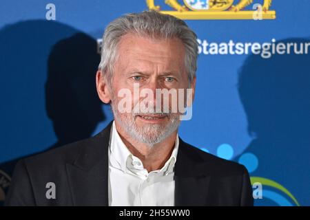 Monaco di Baviera, Germania. 6 novembre 2021. Paul BREITNER, immagine singola, singolo motivo ritagliato, ritratto, ritratto, verticale. Premio Sportivo bavarese 2021 in BMW Welt, Red Carpet, Red Carpet il 6 novembre 2021. Credit: dpa/Alamy Live News Foto Stock