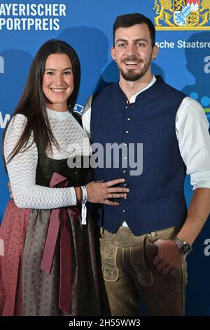 Monaco di Baviera, Germania. 6 novembre 2021. Sideris TASIADIS (canoe bianca), con l'amico Denise. Premio Sportivo bavarese 2021 in BMW Welt, Red Carpet, Red Carpet il 6 novembre 2021. Credit: dpa/Alamy Live News Foto Stock
