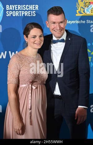 Monaco di Baviera, Germania. 6 novembre 2021. Matthias SCHINDLER (Para cycling) con sua moglie Siw. Premio Sportivo bavarese 2021 in BMW Welt, Red Carpet, Red Carpet il 6 novembre 2021. Credit: dpa/Alamy Live News Foto Stock