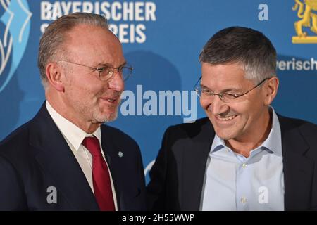 Monaco di Baviera, Germania. 6 novembre 2021. Da sinistra: Karl Heinz RUMMENIGGE, (ex CEO), Herbert HAINER (presidente FC Bayern Monaco). Premio Sportivo bavarese 2021 in BMW Welt, Red Carpet, Red Carpet il 6 novembre 2021. Credit: dpa/Alamy Live News Foto Stock