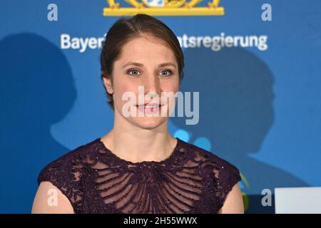 Monaco di Baviera, Germania. 6 novembre 2021. Tina HERMANN (scheletro), immagine singola, singolo motivo ritagliato, ritratto, ritratto, Ritratto, Premio Sportivo bavarese 2021 nella BMW Welt, tappeto rosso, tappeto rosso il 6 novembre 2021. Credit: dpa/Alamy Live News Foto Stock