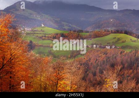 Veduta aerea della chiesa di Sant'Andrea Sv. Andrej a Skofja Loka, paesaggio autunnale Foto Stock