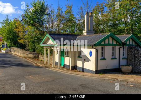 Il byes Toll House su un ponte sul fiume Syd a Sidmouth sulla Jurassic Coast, Devon, Inghilterra, Regno Unito Foto Stock