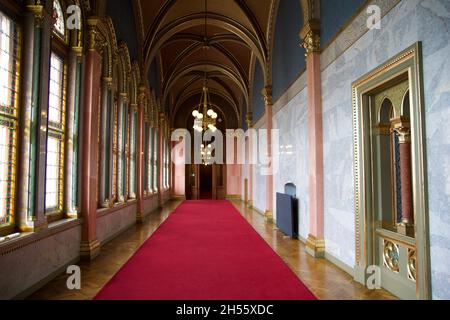 BUDAPEST, UNGHERIA - 03 MAR 2019: Lungo corridoio con tappeto rosso su  pavimento in marmo e lampadario sul soffitto nell'edificio del Parlamento  ungherese Foto stock - Alamy