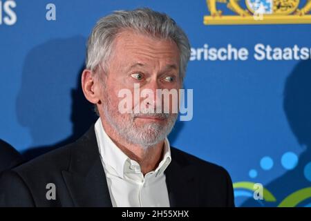 Monaco di Baviera, Germania. 6 novembre 2021. Paul BREITNER, immagine singola, singolo motivo ritagliato, ritratto, ritratto, verticale. Premio Sportivo bavarese 2021 in BMW Welt, Red Carpet, Red Carpet il 6 novembre 2021. Credit: dpa/Alamy Live News Foto Stock