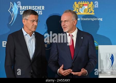 Monaco di Baviera, Germania. 6 novembre 2021. Da sinistra: Herbert HAINER (presidente del FC Bayern Munich), Karl Heinz RUMMENIGGE (ex amministratore delegato). Premio Sportivo bavarese 2021 in BMW Welt, Red Carpet, Red Carpet il 6 novembre 2021. Credit: dpa/Alamy Live News Foto Stock