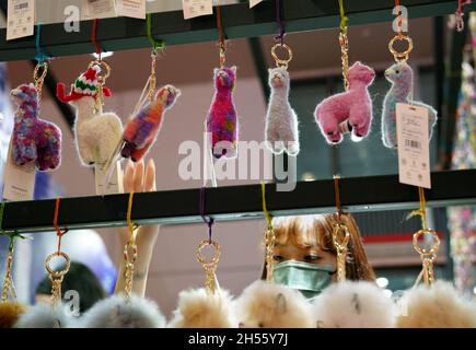 (211107) -- SHANGHAI, 7 novembre 2021 (Xinhua) -- Foto scattata il 6 novembre 2021 mostra decorazioni imbottite in pelliccia di alpaca esposte allo stand di ma Yuxia durante la 4a China International Import Expo (CIIE) nella Cina orientale di Shanghai. Al primo CIYE, ma Yuxia, che aveva lavorato in Sud America dopo essersi laureato all'università, introdusse nel mercato cinese i peluche giocattoli imbottiti in pelliccia d'alpaca prodotti da artigiani peruviani. Ma e il suo partner commerciale peruviano affittarono uno stand di soli nove metri quadrati al primo CIIE per esporre e promuovere questi giocattoli. Le loro bambole di alpaca sono state rapidamente vendute, encourag Foto Stock