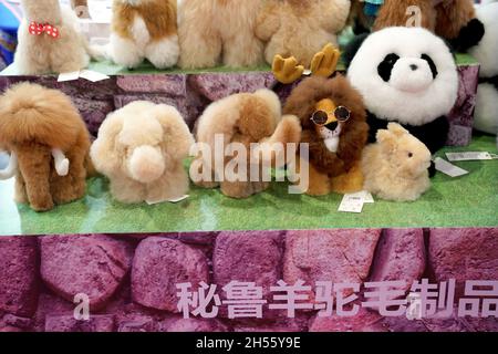 (211107) -- SHANGHAI, 7 novembre 2021 (Xinhua) -- Foto scattata il 6 novembre 2021 mostra giocattoli imbottiti in pelliccia di alpaca esposti allo stand di ma Yuxia durante la 4a China International Import Expo (CIIE) nella Cina orientale di Shanghai. Al primo CIYE, ma Yuxia, che aveva lavorato in Sud America dopo essersi laureato all'università, introdusse nel mercato cinese i peluche giocattoli imbottiti in pelliccia d'alpaca prodotti da artigiani peruviani. Ma e il suo partner commerciale peruviano affittarono uno stand di soli nove metri quadrati al primo CIIE per esporre e promuovere questi giocattoli. Le loro bambole di alpaca sono state rapidamente esaurite, incoraggiando ma Foto Stock