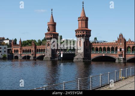 Ponte Oberbaum a Berlino Kreuzberg-Friedrichshain Foto Stock