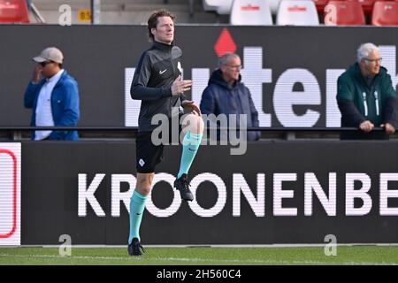 Almere, Paesi Bassi. 7 novembre 2021. ALMERE, PAESI BASSI - 7 NOVEMBRE: Arbitro Martin van den Kerkhof durante la partita olandese Keukenkampioendivisie tra Almere City e ADO Den Haag allo Yanmar Stadion il 7 novembre 2021 ad Almere, Paesi Bassi (Foto di Patrick Goosen/Orange Pictures) credito: Orange Pics BV/Alamy Live News Foto Stock