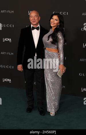 Jeff Bezos e Lauren Sánchez arrivano al LACMA Art + Film Gala 2021 che si tiene a LACMA di Los Angeles, CA sabato 6 novembre 2021. (Foto di Conor Duffy/Sipa USA) Foto Stock