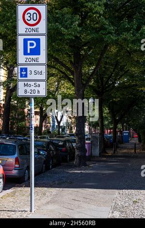 Segnaletica stradale zona 30 con limite di tempo per il parcheggio Foto Stock