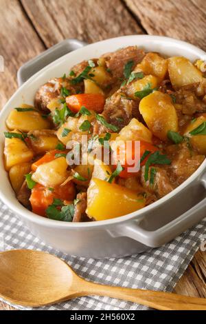 Stovies è un popolare piatto scozzese a base di patate, cipolle, carote e carne arrosto tradizionalmente rimanente da vicino nella ciotola sul tavolo. Verticale Foto Stock