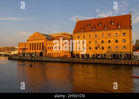 GDANSK, POLONIA - 07 ottobre 2021: Il bellissimo paesaggio urbano sulla riva del fiume Motlawa a Gdansk, Polonia Foto Stock