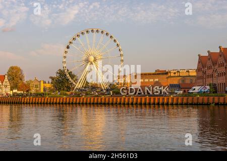 GDANSK, POLONIA - 07 ottobre 2021: Una ruota di ferro sulla riva del fiume Moltawa a Gdansk, Polonia Foto Stock