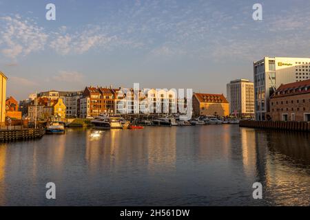 GDANSK, POLONIA - 07 ottobre 2021: Un bel paesaggio urbano sulla riva del fiume Motlawa a Gdansk, Polonia Foto Stock