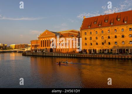 GDANSK, POLONIA - 07 ottobre 2021: Il bellissimo paesaggio urbano sulla riva del fiume Motlawa a Gdansk, Polonia Foto Stock