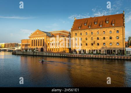 GDANSK, POLONIA - 07 ottobre 2021: Il bellissimo paesaggio urbano sulla riva del fiume Motlawa a Gdansk, Polonia Foto Stock