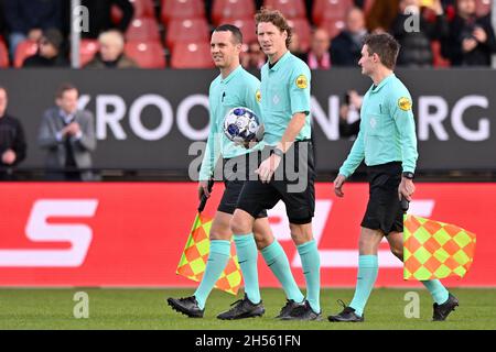 Almere, Paesi Bassi. 7 novembre 2021. ALMERE, PAESI BASSI - 7 NOVEMBRE: Arbitro Martin van den Kerkhof, assistente arbitro Freek Vandeursen, assistente arbitro Yorick Weterings durante la partita olandese Keukenkampioendivisie tra Almere City e ADO Den Haag allo stadio Yanmar il 7 novembre 2021 ad Almere, Paesi Bassi (Foto di Patrick Goosen/Orange Pictures) credito: Orange Pics BV/Alamy Live News Foto Stock