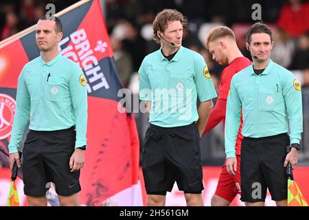 Almere, Paesi Bassi. 7 novembre 2021. ALMERE, PAESI BASSI - 7 NOVEMBRE: Arbitro Martin van den Kerkhof, assistente arbitro Freek Vandeursen, assistente arbitro Yorick Weterings durante la partita olandese Keukenkampioendivisie tra Almere City e ADO Den Haag allo stadio Yanmar il 7 novembre 2021 ad Almere, Paesi Bassi (Foto di Patrick Goosen/Orange Pictures) credito: Orange Pics BV/Alamy Live News Foto Stock